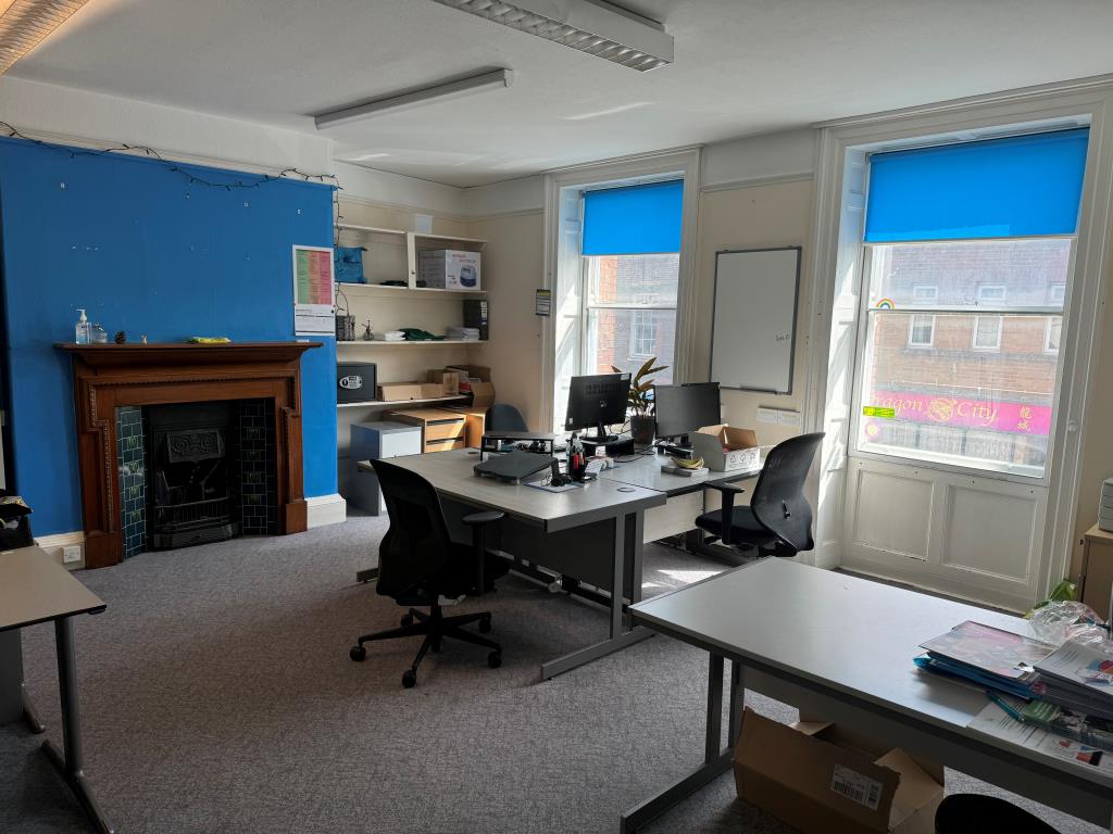 Lot: 110 - 5,000 SQ FT FREEHOLD TOWN CENTRE BUILDING WITH POTENTIAL - One of the Office Rooms